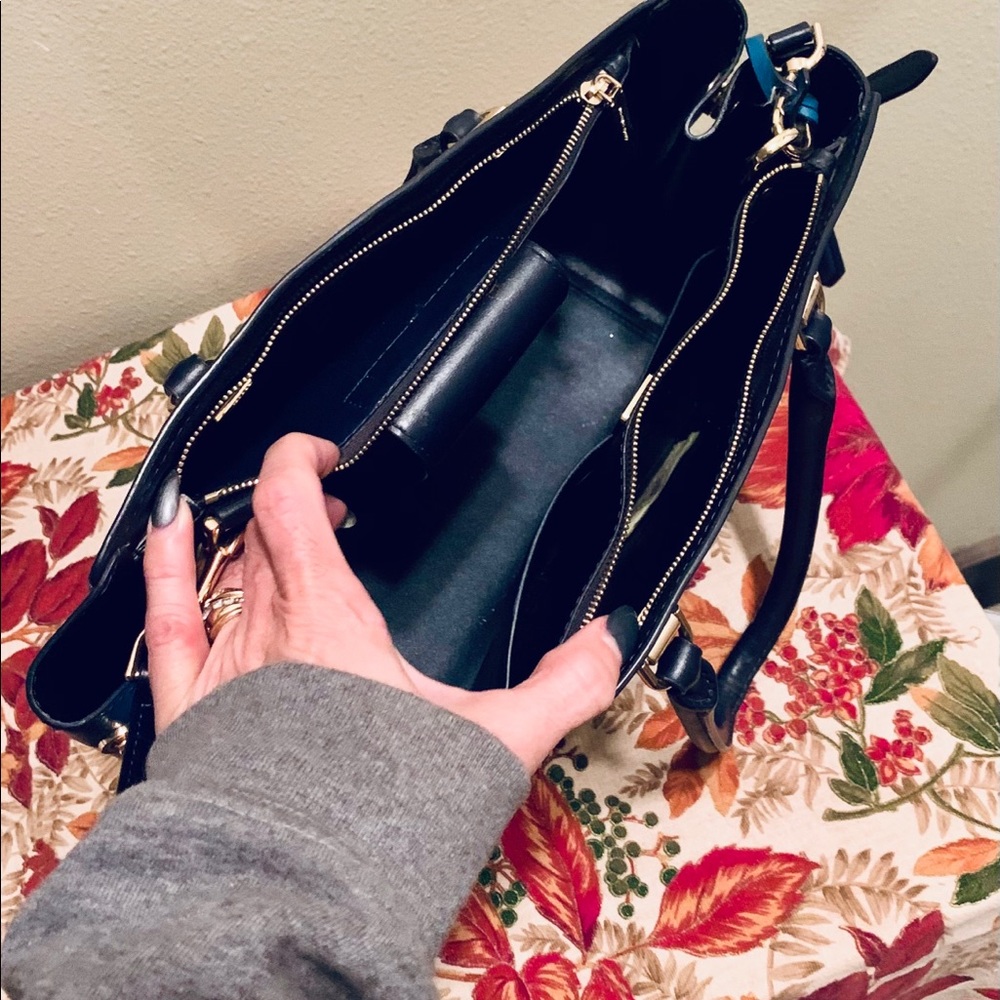 Beautiful Michael Kors handbag. - Picture 4 of 4